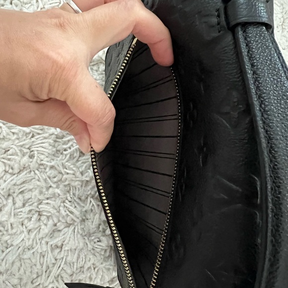 LOUIS VUITTON
Empreinte Pochette Metis Black - Picture 9 of 14